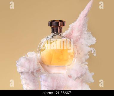 Parfümflasche in hellem Rauch auf beigem Hintergrund Stockfoto