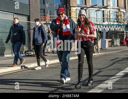 London, Großbritannien. 28th. November 2021. Brentford-Fans machen sich auf den Weg zum Premier League-Spiel im Brentford Community Stadium, London. Bildnachweis sollte lauten: Kieran Cleeves/Sportimage Kredit: Sportimage/Alamy Live News Stockfoto