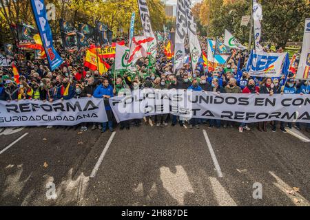 Madrid, Spanien. 27th. November 2021. (11/27/2021) die Plattform von Jusapol und die übrigen Organisationen der Nationalen Polizei, der Zivilgarde, der Regional- und Kommunalpolizei haben diesen Samstag die Demonstration gegen die Reform des Bürgersicherheitsgesetzes von 2015 unterstützt, das von seinen Kritikern als „Gag-Gesetz“ bekannt ist, Seine Kritik an der Geschäftsführung des Innenministers Fernando Grande-Marlaska konzentriert haben. (Foto von Alberto Sibaja/Pacific Press/Sipa USA) Quelle: SIPA USA/Alamy Live News Stockfoto