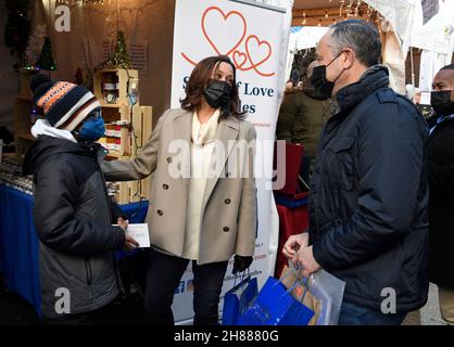 Der Vizepräsident der Vereinigten Staaten, Kamala Harris (C), und der zweite Herr, Douglas Emhoff (R), unterstützen den Small Business Saturday mit einem Besuch des Holiday Market in der Innenstadt von Washington, am Samstag, den 27. November 2021. DC.Credit: Mike Theiler / Pool via CNP /MediaPunch Stockfoto