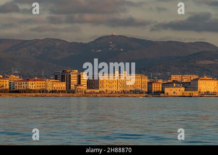 Das goldene Licht des Sonnenuntergangs auf der Mascagni Terrasse in Livorno, Italien, vom Meer aus gesehen Stockfoto