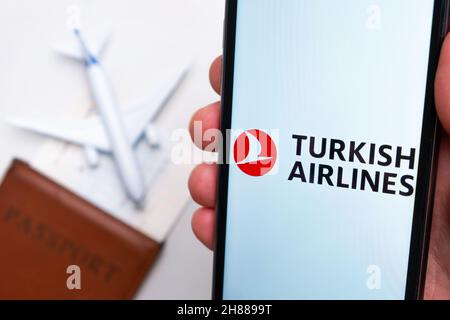 Turkish Airlines App auf einem Smartphone-Bildschirm mit einem Flugzeug und einem Reisepass im Hintergrund. Das Konzept der Reise-App. November 2021, San Francisco, USA Stockfoto