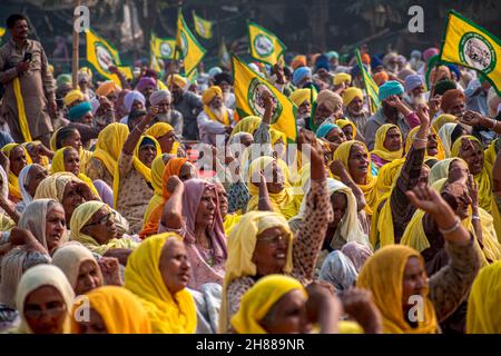 Neu-Delhi, Indien. 27th. November 2021. Die Bauern versammeln sich zum ersten Jahrestag ihres Protests gegen die umstrittenen Agrargesetze am Stadtrand der Hauptstadt Delhi bei pakora Chowk in der Nähe der Grenze zu Tikri. (Foto: Mohsin Javed/Pacific Press/Sipa USA) Quelle: SIPA USA/Alamy Live News Stockfoto