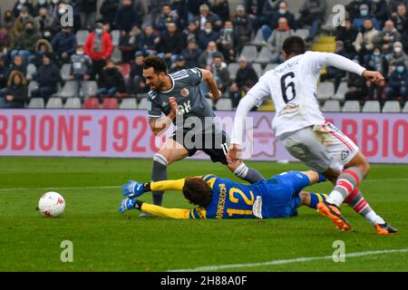 Alessandria, Italien. 27th. November 2021. Carnesecchi Contrast Arrighiniduring the Serie BKT - 14^ Giornata - Alessandria vs Cremonese. (Foto: Andrea Amato/Pacific Press/Sipa USA) Quelle: SIPA USA/Alamy Live News Stockfoto