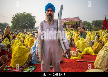 Neu-Delhi, Indien. 27th. November 2021. Die Bauern versammeln sich zum ersten Jahrestag ihres Protests gegen die umstrittenen Agrargesetze am Stadtrand der Hauptstadt Delhi bei pakora Chowk in der Nähe der Grenze zu Tikri. (Foto: Mohsin Javed/Pacific Press/Sipa USA) Quelle: SIPA USA/Alamy Live News Stockfoto