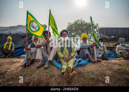 Neu-Delhi, Indien. 27th. November 2021. Die Bauern versammeln sich zum ersten Jahrestag ihres Protests gegen die umstrittenen Agrargesetze am Stadtrand der Hauptstadt Delhi bei pakora Chowk in der Nähe der Grenze zu Tikri. (Foto: Mohsin Javed/Pacific Press/Sipa USA) Quelle: SIPA USA/Alamy Live News Stockfoto