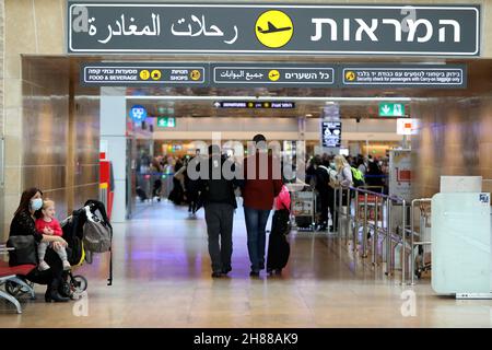 Tel Aviv, Israel. 28th. November 2021. Am 28. November 2021 warten Menschen in der Abflughalle des internationalen Flughafens Ben Gurion in der Nähe von Tel Aviv, Israel. Die israelische Regierung hat am Sonntag beschlossen, die Einreise ausländischer Staatsangehöriger in das Land zu verbieten, um die Verbreitung einer neuen Variante von COVID-19 zu stoppen. Quelle: Gil Cohen Magen/Xinhua/Alamy Live News Stockfoto