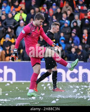 Livingston-Torwart Max Stryjek schießt während des Cinch Premiership-Spiels in der Tony Macaroni Arena in Livingston Schneebälle vom Spielfeld. Bilddatum: Sonntag, 28. November 2021. Stockfoto