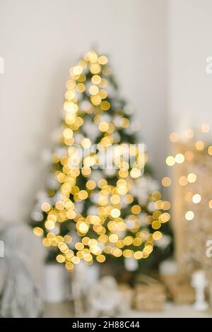 Defokussed Weihnachtsbaum Lichter. Konzept der Feier des neuen Jahres. Stockfoto