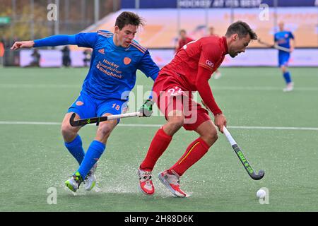 AMSTELVEEN, NIEDERLANDE - 28. NOVEMBER: Teun Beins aus den Niederlanden, Simon Gougnard während des FIH Pro League-Spiels zwischen den Niederlanden und Belgien im Wagener Stadium am 28. November 2021 in Amstelveen, Niederlande (Foto: Patrick Goosen/Orange Picts) Stockfoto