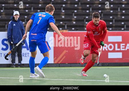 AMSTELVEEN, NIEDERLANDE - 28. NOVEMBER: Thijs van Dam aus den Niederlanden, Simon Gougnard aus Belgien während des FIH Pro League-Spiels zwischen den Niederlanden und Belgien im Wagener Stadium am 28. November 2021 in Amstelveen, Niederlande (Foto: Patrick Goosen/Orange Picts) Stockfoto