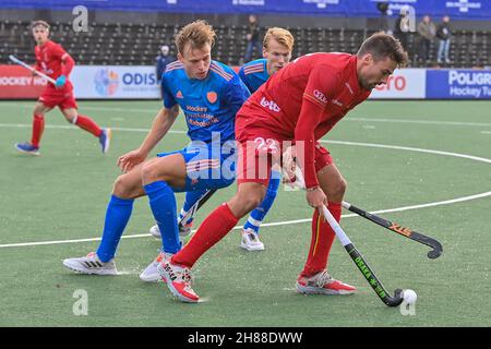 AMSTELVEEN, NIEDERLANDE - 28. NOVEMBER: Thijs van Dam aus den Niederlanden, Simon Gougnard aus Belgien während des FIH Pro League-Spiels zwischen den Niederlanden und Belgien im Wagener Stadium am 28. November 2021 in Amstelveen, Niederlande (Foto: Patrick Goosen/Orange Picts) Stockfoto