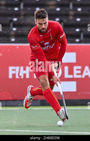 AMSTELVEEN, NIEDERLANDE - 28. NOVEMBER: Simon Gougnard aus Belgien beim Spiel der FIH Pro League zwischen den Niederlanden und Belgien im Wagener Stadium am 28. November 2021 in Amstelveen, Niederlande (Foto: Patrick Goosen/Orange Picts) Stockfoto