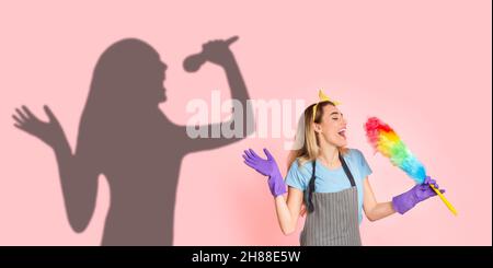 Glückliche Hausfrau in Schürze und Gummihandschuhe singen in Pinsel Stockfoto