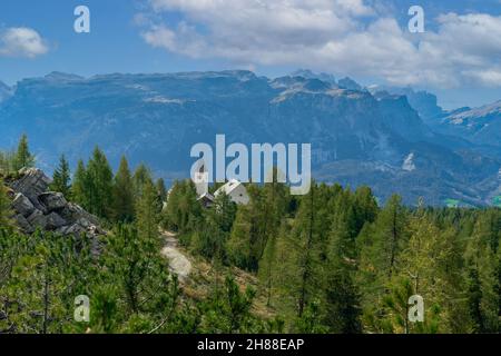 Das Heiligtum Santa Croce in Alta Badia mit Blick auf die Berge des Naturparks Fanes – Sennes – Prags in den italienischen Dolomiten Stockfoto