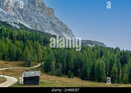 Das Heiligtum Santa Croce in Alta Badia mit Blick auf die Berge des Naturparks Fanes – Sennes – Prags in den italienischen Dolomiten Stockfoto