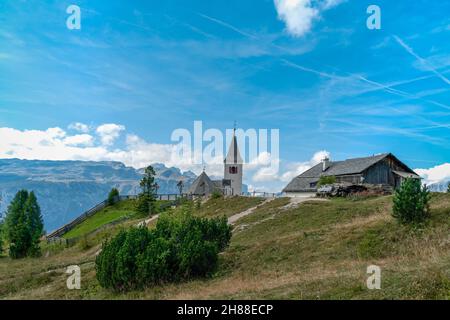 Das Heiligtum Santa Croce in Alta Badia mit Blick auf die Berge des Naturparks Fanes – Sennes – Prags in den italienischen Dolomiten Stockfoto