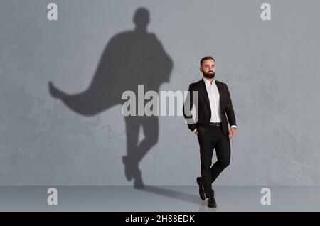 Hübscher junger Geschäftsmann träumt davon, Superheld zu werden Stockfoto