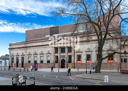 ABERDEEN CITY SCHOTTLAND EIN BLAUER HIMMEL ÜBER DER ABERDEEN KUNSTGALERIE IN DER SCHOOLHILL STRASSE Stockfoto