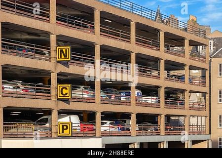 ABERDEEN CITY SCOTLAND MIT BLICK AUF DIE VIRGINIA STREET, DEN MEHRSTÖCKIGEN NCP-PARKPLATZ Stockfoto