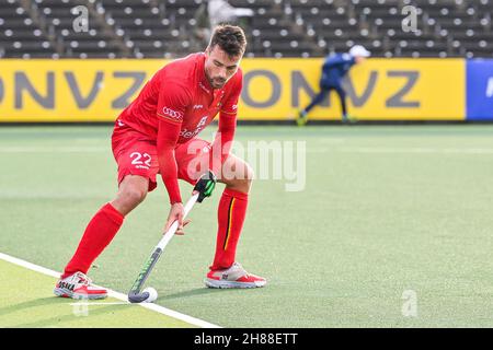 AMSTELVEEN, NIEDERLANDE - 28. NOVEMBER: Simon Gougnard aus Belgien beim Spiel der FIH Pro League zwischen den Niederlanden und Belgien im Wagener Stadium am 28. November 2021 in Amstelveen, Niederlande (Foto: Patrick Goosen/Orange Picts) Stockfoto