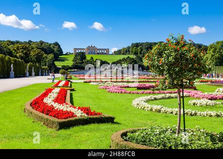 Wien, Österreich - 9. August 2011 : Blick auf den schönen Schlossgarten Schönbrunn mit Gloriette und Neptunbrunnen im Hintergrund und Touristen walki Stockfoto