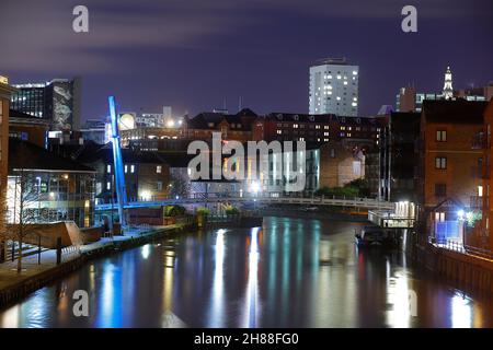 Ein Blick über den Fluss Aire an der Leeds Waterfront am Brewery Wharf Stockfoto