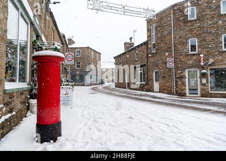 Hawes, North Yorkshire, 28th. November 2021. Die Straßen von Hawes in North Yorkshire sind ruhig, da der Schnee vom Sturm Arwen weiter fällt. Viele der abgelegenen ländlichen Gemeinden in den Dales hatten in den letzten 36 Stunden keinen Strom. Quelle: Wayne HUTCHINSON/Alamy Live News Stockfoto