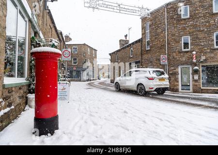 Hawes, North Yorkshire, 28th. November 2021. Die Straßen von Hawes in North Yorkshire sind ruhig, da der Schnee vom Sturm Arwen weiter fällt. Viele der abgelegenen ländlichen Gemeinden in den Dales hatten in den letzten 36 Stunden keinen Strom. Quelle: Wayne HUTCHINSON/Alamy Live News Stockfoto