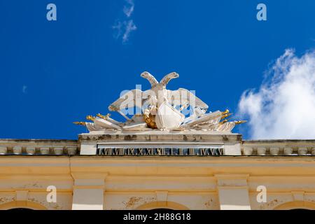 Blick auf die Adler-Skulptur, die auf dem Dach des Schlosses Schönbrunn in Wien, Österreich, dekoriert ist. Stockfoto