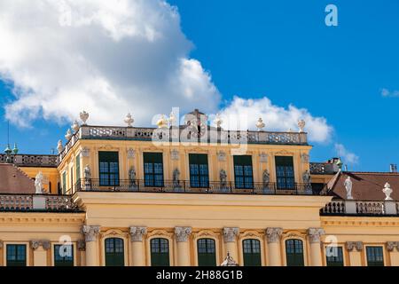 Blick auf die wunderschöne Skulptur auf dem Dach des Schlosses Schönbrunn in Wien, Österreich. Stockfoto