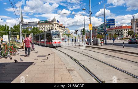 Wien, Österreich - 9. August 2011 : Blick auf Menschen, die in einer Straße spazieren in Wien, Österreich, einer der schönsten Städte Europas. Stockfoto