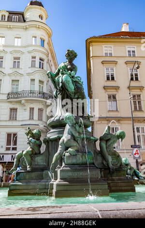 Wien, Österreich - 9. August 2011 : Blick auf den berühmten Brunnen Donner Brunner im Zentrum des Neuen Marktes in Wien, Österreich. Stockfoto