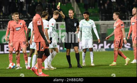 Deutschland, Fürth, Sportpark Ronhof Thomas Sommer - 27.11.2021 - Fussball, 1.Bundesliga - SpVgg Greuther Fürth gegen TSG 1899 Hoffenheim Bild: Gelbe Karte für Fürth. Die DFL-Vorschriften verbieten die Verwendung von Fotos als Bildsequenzen und quasi-Video Stockfoto