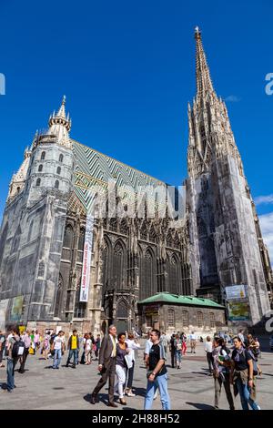 Wien, Österreich - 9. August 2011 : Blick auf die Menschen, die am Stephansdom in der Altstadt von Wien, Österreich, spazieren und besuchen. Stockfoto