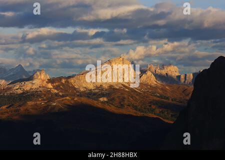 Dolomiten, Dolomiti, Südtirol, Italien, leuchtende Gipfel der Felsen und Berge vom Gadertal mit Schnee, Fels, Gipfel und atemberaubenden Wolken Stockfoto