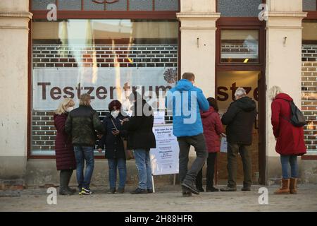 28. November 2021, Sachsen-Anhalt, Quedlinburg: Menschen stehen vor einem Testzentrum in der Adventsstadt Quedlinburg. Der Weihnachtsmarkt gehört zu insgesamt zwei Märkten unter besonders hohen Corona-Bedingungen im Landkreis Harz haben eine Freilassungserlaubnis erhalten. Foto: Matthias Bein/dpa-Zentralbild/dpa Stockfoto