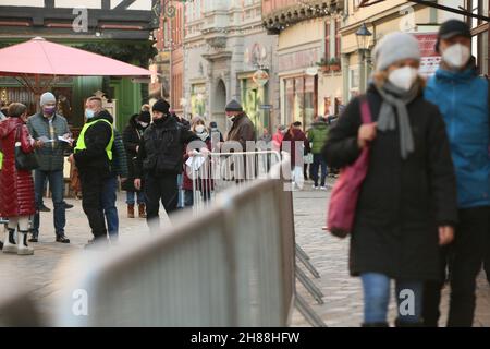 28. November 2021, Sachsen-Anhalt, Quedlinburg: Stewards kontrollieren die Besucher am Eingang zum Weihnachtsmarkt in der Adventsstadt Quedlinburg. Der Weihnachtsmarkt gehört zu den insgesamt zwei Märkten, die unter besonders hohen Corona-Bedingungen im Landkreis Harz eine Freilassungserlaubnis erhalten haben. Foto: Matthias Bein/dpa-Zentralbild/dpa Stockfoto