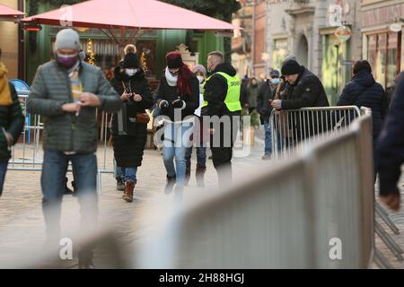 28. November 2021, Sachsen-Anhalt, Quedlinburg: Stewards kontrollieren die Besucher am Eingang zum Weihnachtsmarkt in der Adventsstadt Quedlinburg. Der Weihnachtsmarkt gehört zu den insgesamt zwei Märkten, die unter besonders hohen Corona-Bedingungen im Landkreis Harz eine Freilassungserlaubnis erhalten haben. Foto: Matthias Bein/dpa-Zentralbild/dpa Stockfoto