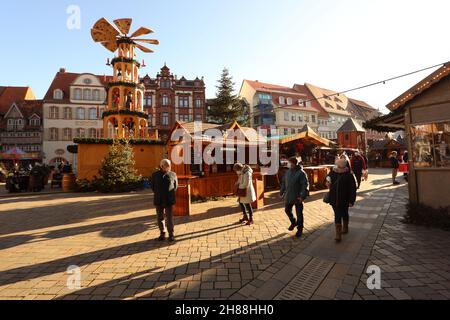 28. November 2021, Sachsen-Anhalt, Quedlinburg: Menschen besuchen den eingezäunten Weihnachtsmarkt in der Adventsstadt Quedlinburg. Der Weihnachtsmarkt gehört zu insgesamt zwei Märkten unter besonders hohen Corona-Bedingungen im Landkreis Harz haben eine Freilassungserlaubnis erhalten. Foto: Matthias Bein/dpa-Zentralbild/dpa Stockfoto