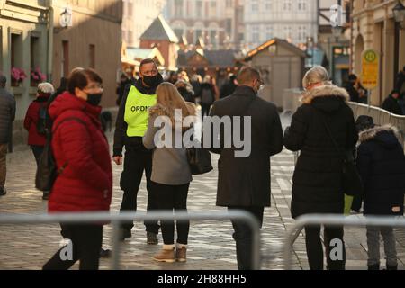 28. November 2021, Sachsen-Anhalt, Quedlinburg: Stewards kontrollieren die Besucher am Eingang zum Weihnachtsmarkt in der Adventsstadt Quedlinburg. Der Weihnachtsmarkt gehört zu den insgesamt zwei Märkten, die unter besonders hohen Corona-Bedingungen im Landkreis Harz eine Freilassungserlaubnis erhalten haben. Foto: Matthias Bein/dpa-Zentralbild/dpa Stockfoto