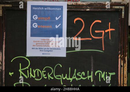 28. November 2021, Sachsen-Anhalt, Quedlinburg: Ein Display mit dem Bezug auf 2G plus steht vor einem Restaurant. Der Weihnachtsmarkt gehört zu insgesamt zwei Märkten, die im Landkreis Harz eine Freilassungserlaubnis unter besonders hohen Corona-Bedingungen erhalten haben. Foto: Matthias Bein/dpa-Zentralbild/dpa Stockfoto