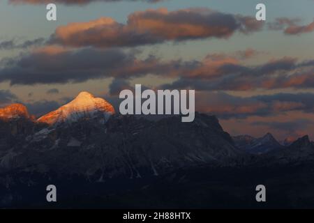 Dolomiten, Dolomiti, Südtirol, Italien, leuchtende Gipfel der Felsen und Berge vom Gadertal mit Schnee, Fels, Gipfel und atemberaubenden Wolken Stockfoto