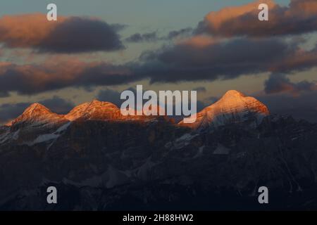 Dolomiten, Dolomiti, Südtirol, Italien, leuchtende Gipfel der Felsen und Berge vom Gadertal mit Schnee, Fels, Gipfel und atemberaubenden Wolken Stockfoto