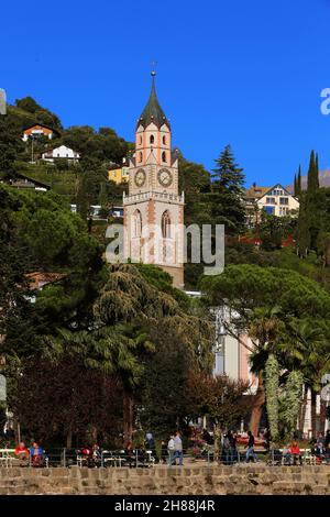 Meran, Kurstadt, Standansicht mit Dom und Bäumen. Meran, Südtirol, Dolomiten, Italien Stockfoto