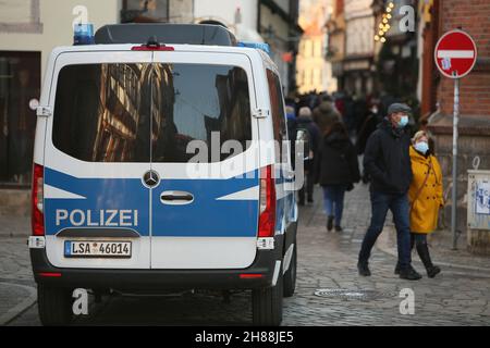 Quedlinburg, Deutschland. 28th. November 2021. Die Polizei kontrolliert den Weihnachtsmarkt in der Adventstadt Quedlinburg. Der Weihnachtsmarkt gehört zu insgesamt zwei Märkten unter besonders hohen Corona-Bedingungen im Landkreis Harz haben eine Freilassungserlaubnis erhalten. Quelle: Matthias Bein/dpa-Zentralbild/dpa/Alamy Live News Stockfoto