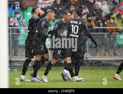 Saint Etienne, Frankreich. 28th. November 2021. Angel Di Maria vom PSG feiert sein Tor mit seinen Teamkollegen während des Fußballspiels der französischen Ligue 1 zwischen AS Saint-Etienne (ASSE) und Paris Saint-Germain (PSG) am 28. November 2021 im Stade Geoffroy Guichard in Saint-Etienne, Frankreich - Foto Jean Catuffe/DPPI Credit: DPPI Media/Alamy Live News Stockfoto