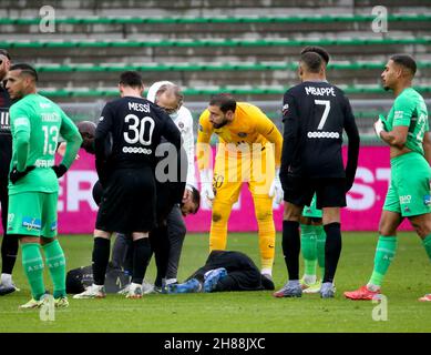 Saint Etienne, Frankreich. 28th. November 2021. Neymar Jr von der PSG, der am 28. November 2021 im Stade Geoffroy Guichard in Saint-Etienne, Frankreich, beim Fußballspiel der französischen Ligue 1 zwischen AS Saint-Etienne (ASSE) und Paris Saint-Germain (PSG) auf einer Trage das Spielfeld verlassen muss - Foto Jean Catuffe/DPPI Quelle: DPPI Media/Alamy Live News Stockfoto