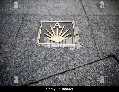 SALAMANCA, SPANIEN - 20. November 2021: Jakobsmuschel-Schild auf dem Steinpflaster in Salamanca, Kastilien und Leon, Spanien. Albergue Stockfoto