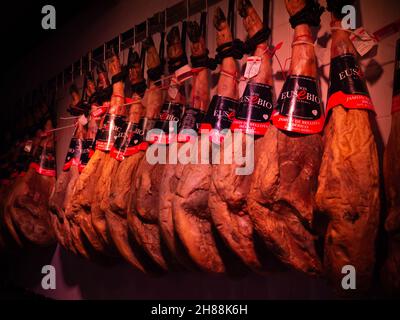 LA ALBERCA, SPANIEN - 21. November 2021: Jamon iberico auf der Schaufenstermesse in La Alberca, Kastilien und Leon, Spanien. Stockfoto